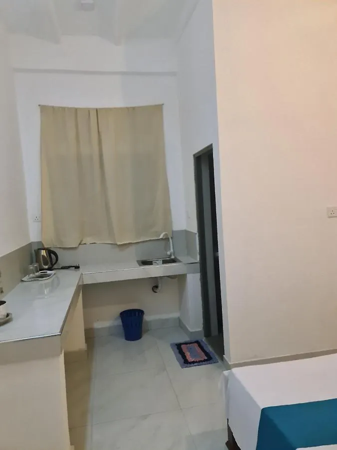 Ceylon Lodge - Airport Transit Hostel Negombo