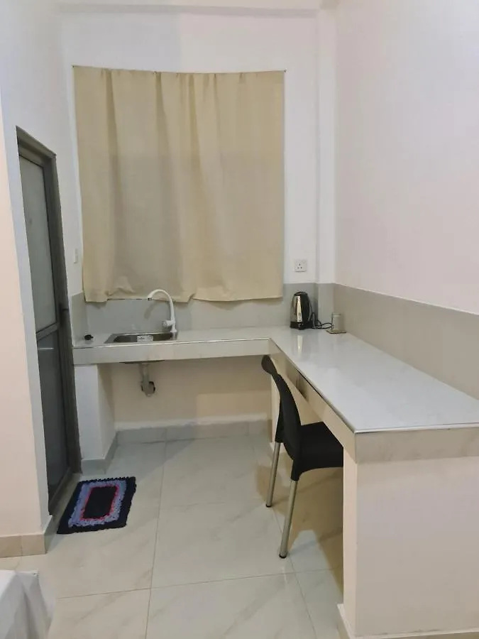 Ceylon Lodge - Airport Transit Hostel Negombo
