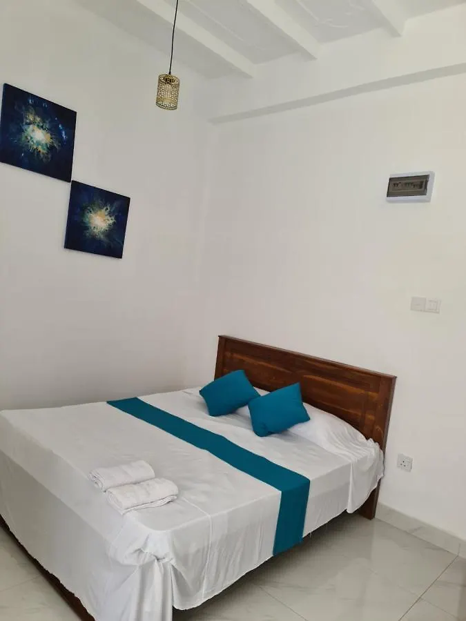 Ceylon Lodge - Airport Transit Hostel Negombo