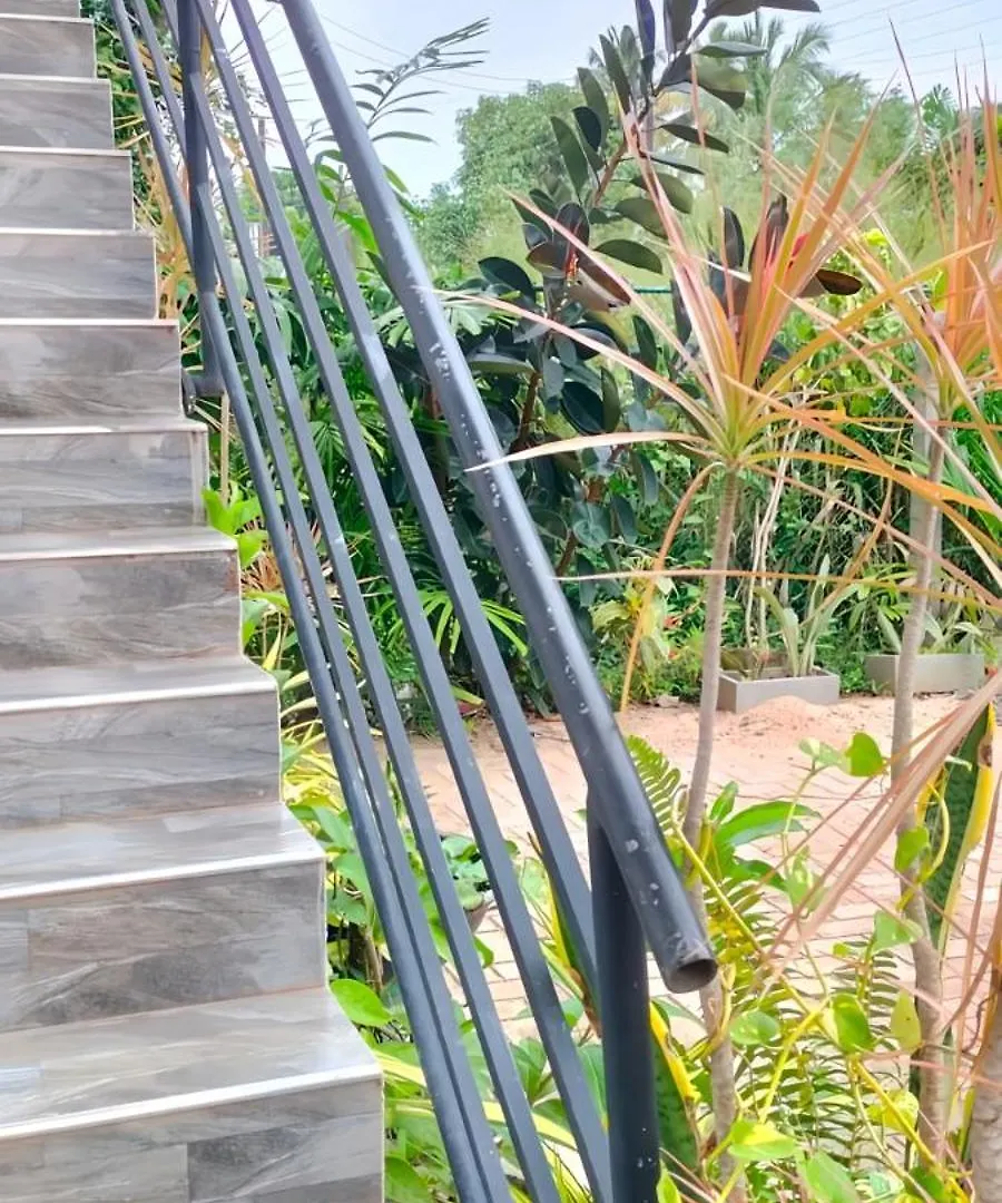 Ceylon Lodge - Airport Transit Hostel Negombo