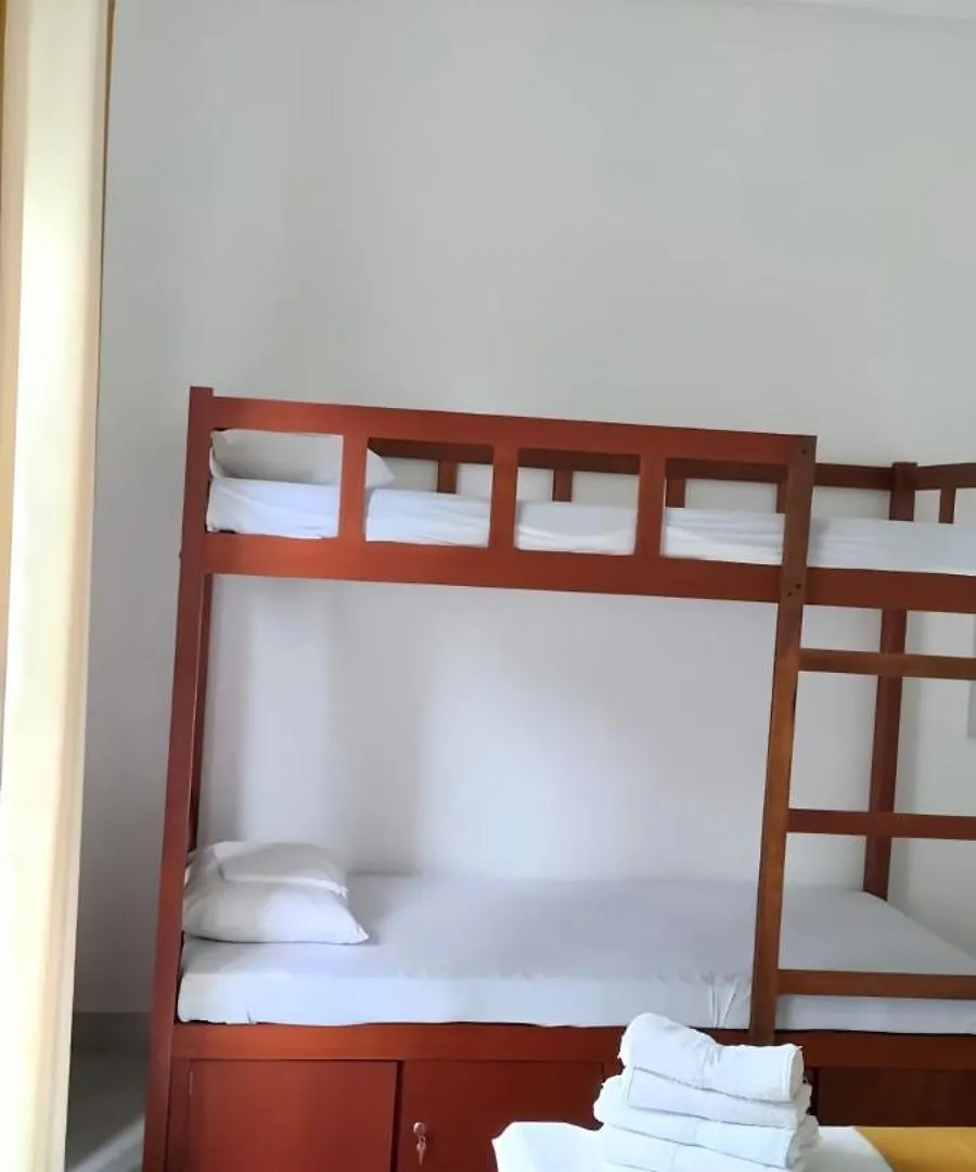 Ceylon Lodge - Airport Transit Hostel Negombo