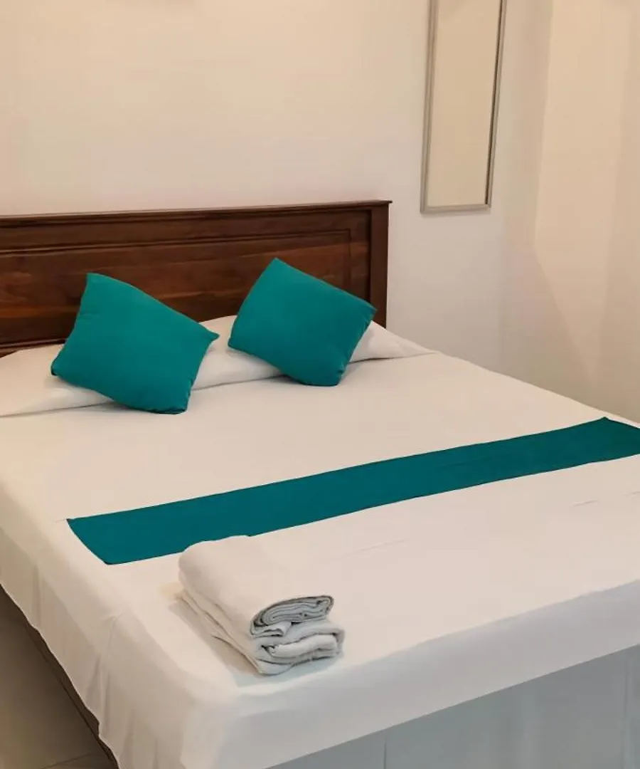 Ceylon Lodge - Airport Transit Hostel Negombo