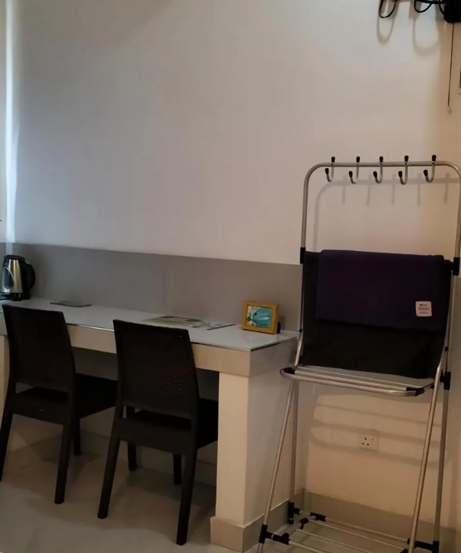 Ceylon Lodge - Airport Transit Hostel Negombo