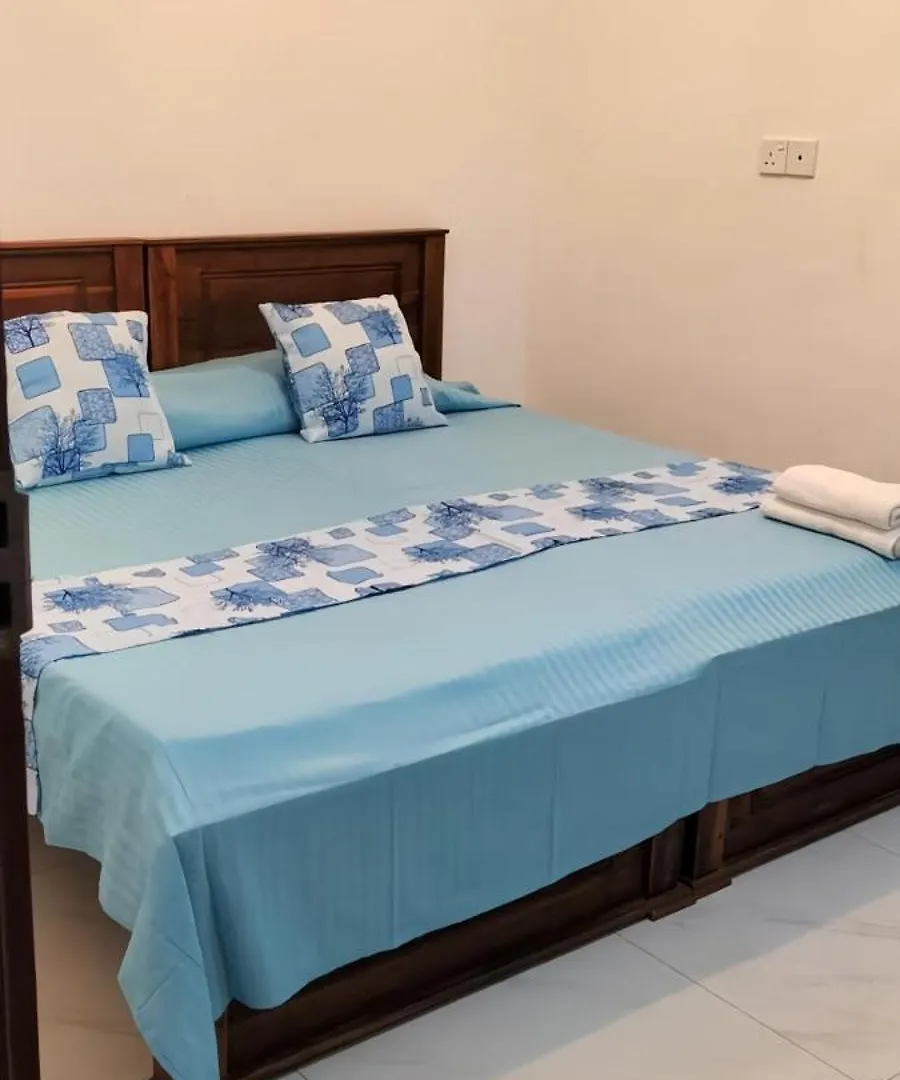 Ceylon Lodge - Airport Transit Hostel Negombo